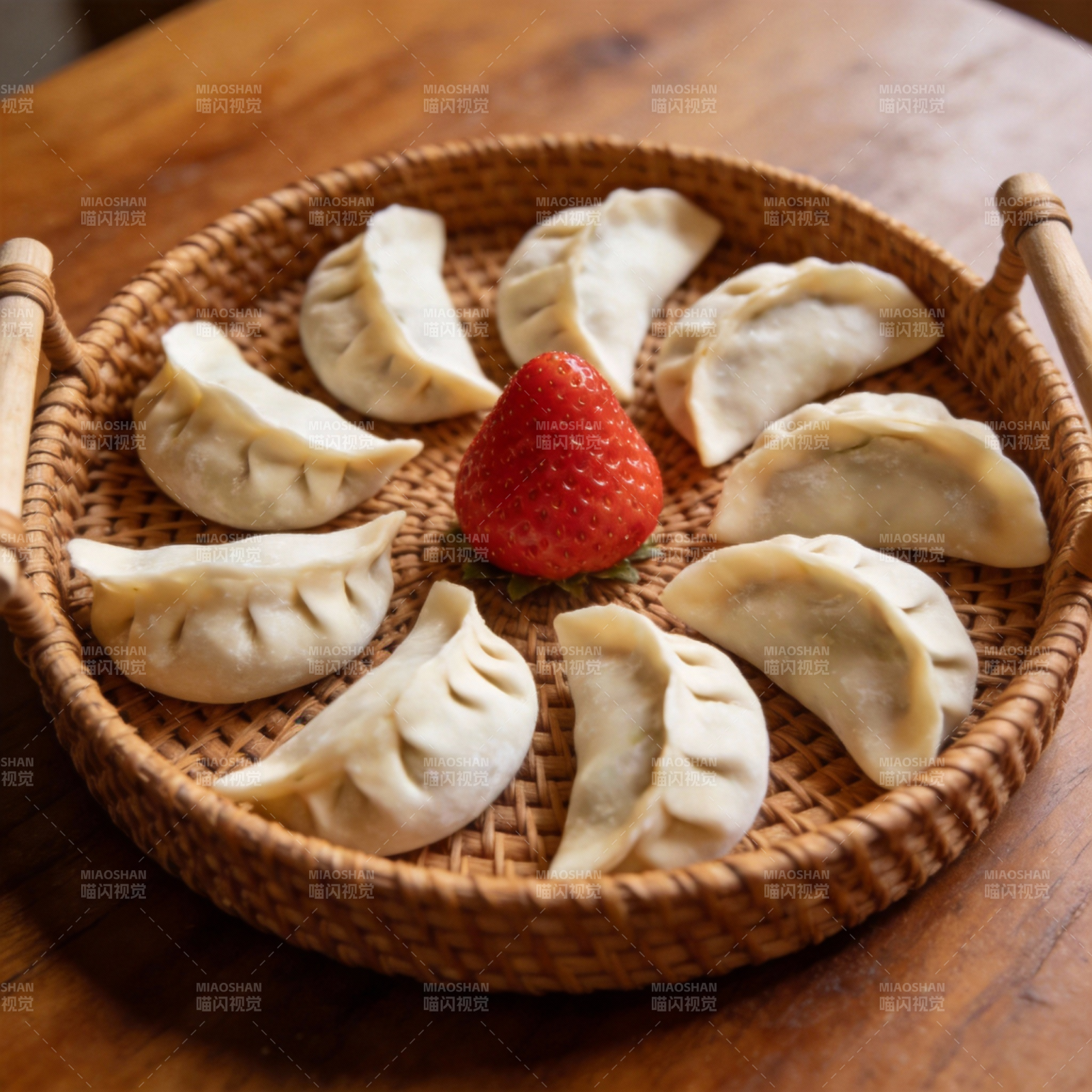 草莓伴饺子图片