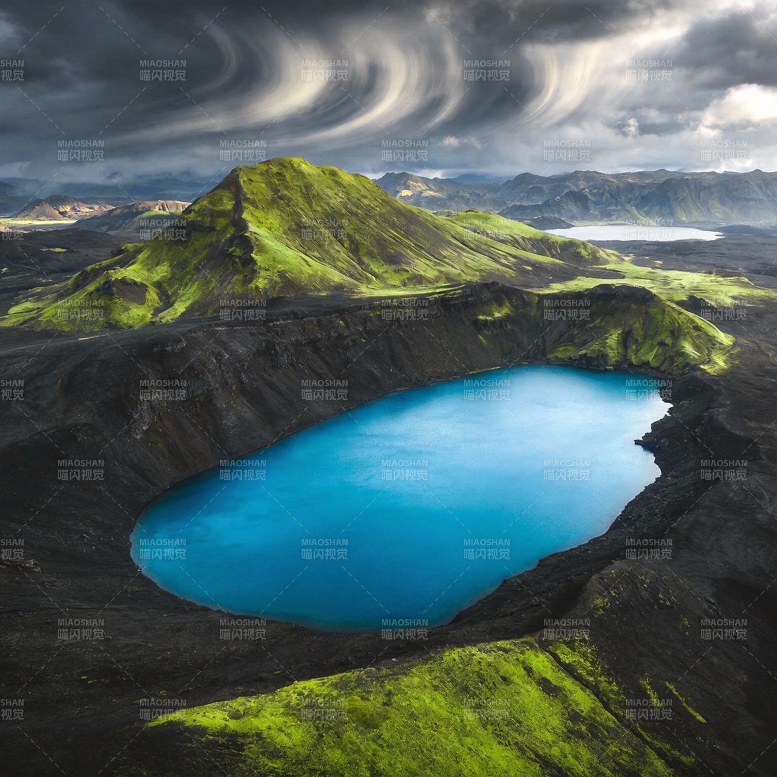 碧湖嵌翠峰图片