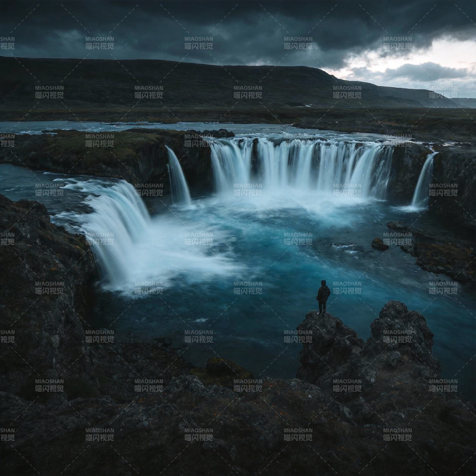 孤影观瀑图片