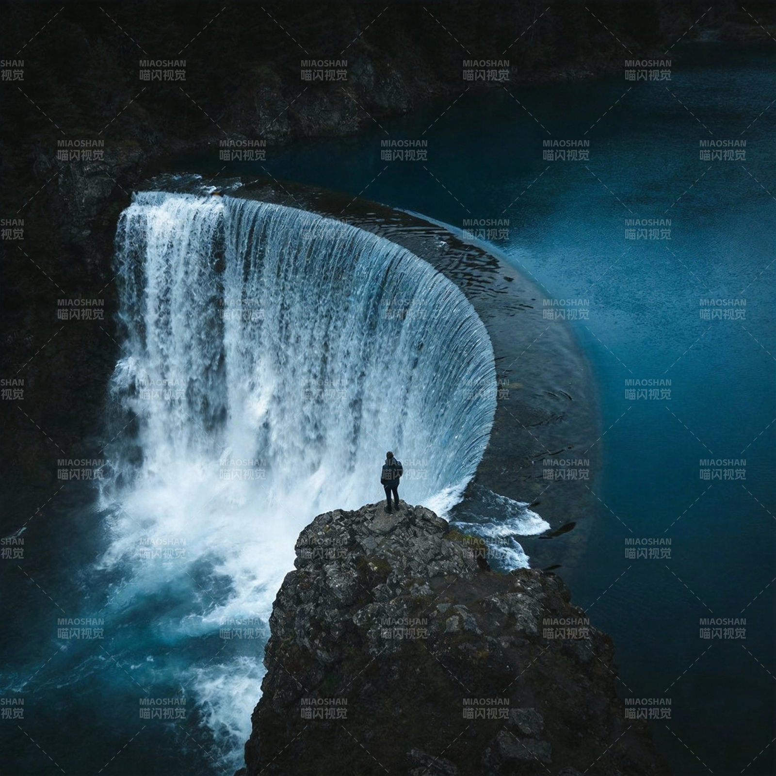 孤影观瀑图片