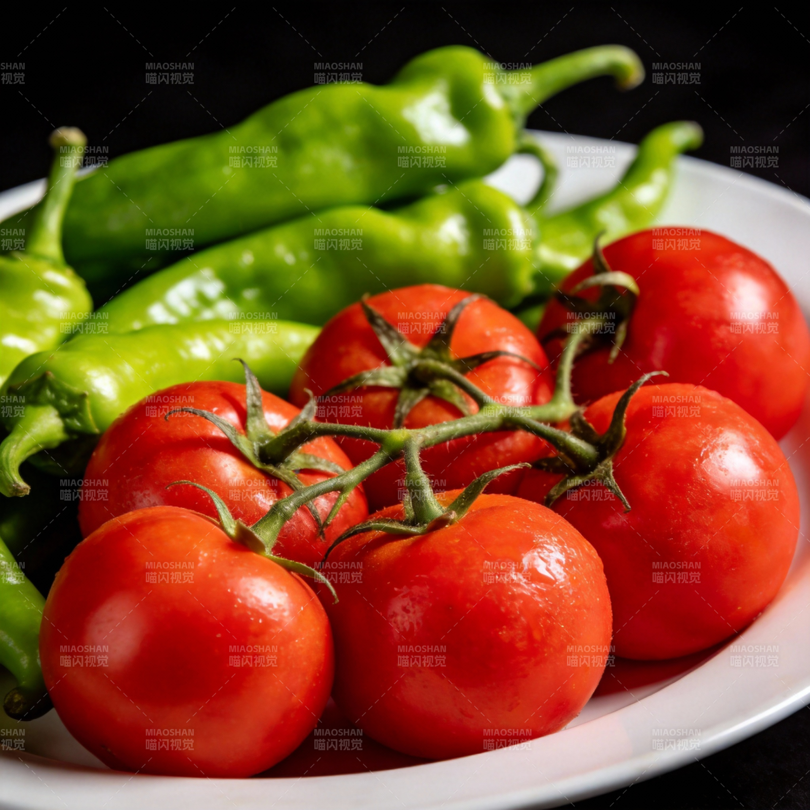 番茄青椒鲜蔬盘图片