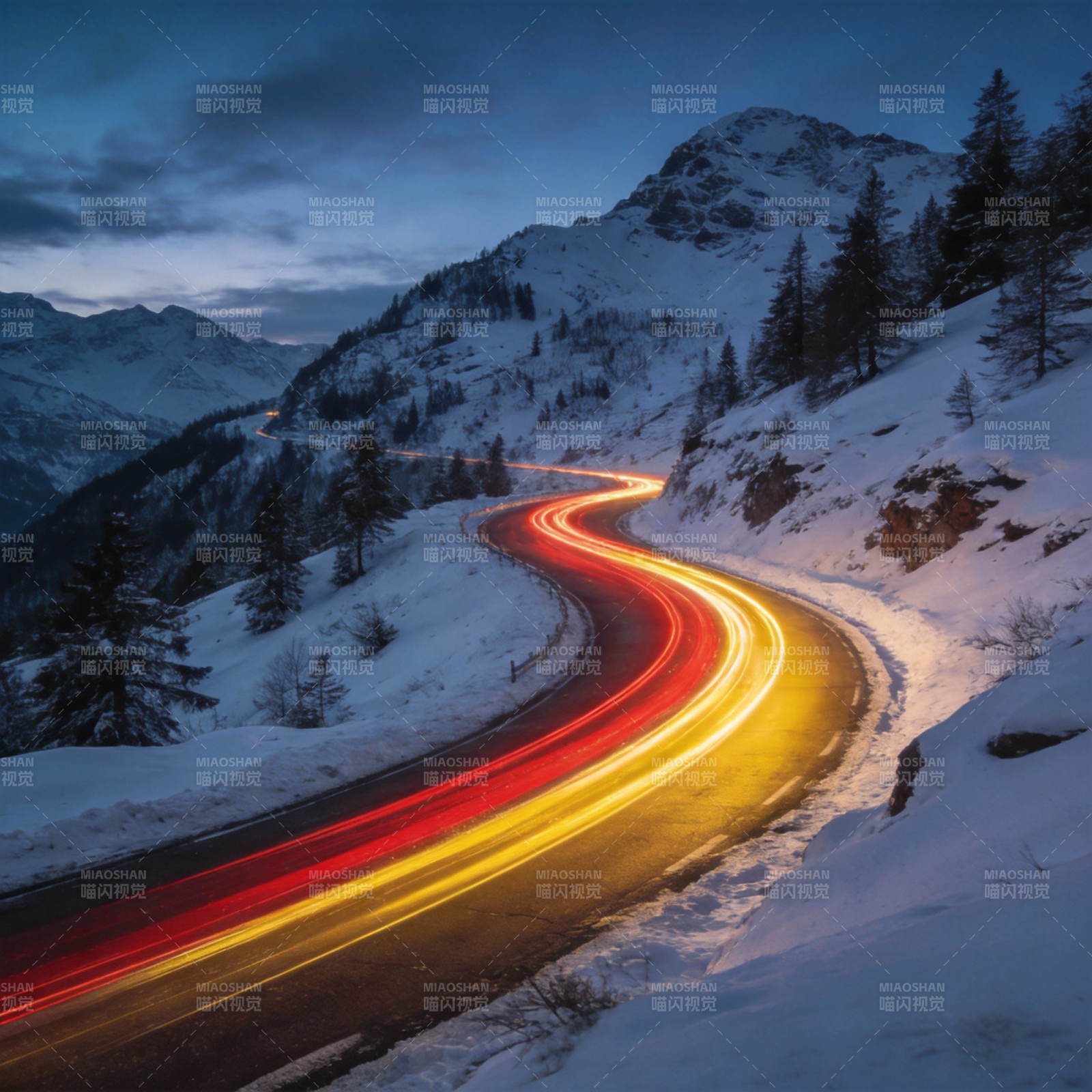 雪夜山路车灯轨迹图片
