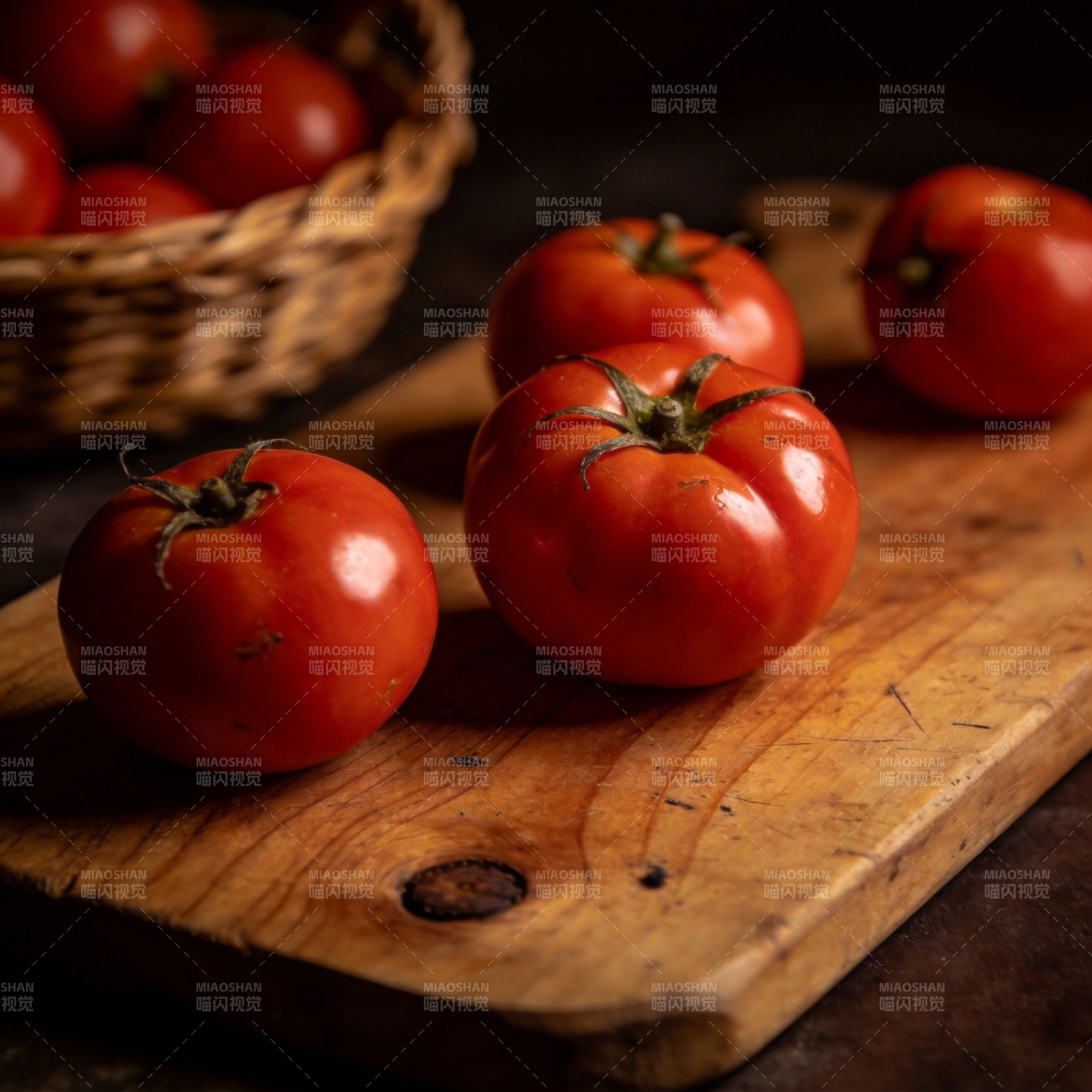 鲜红番茄静置木板图片