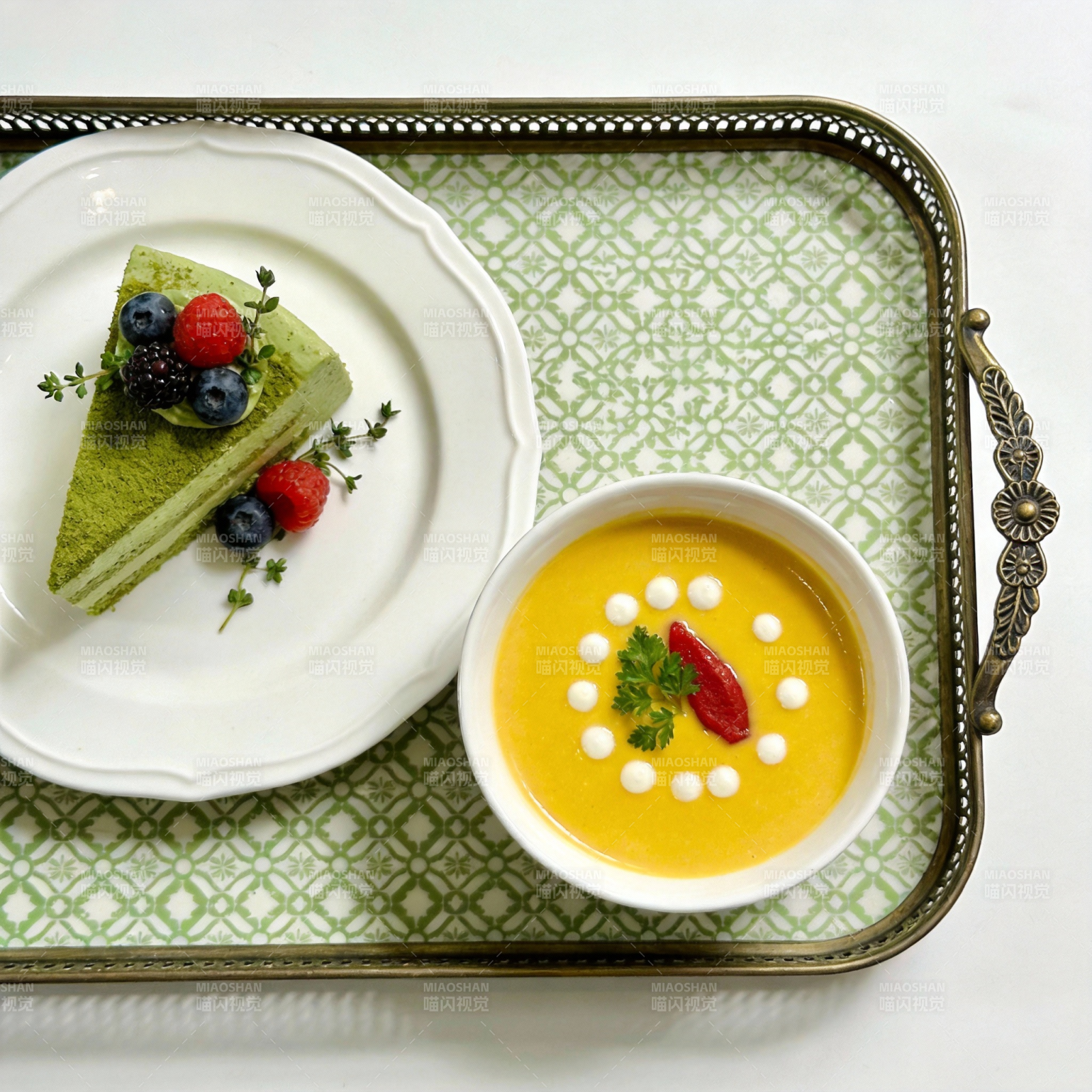 甜品与汤品拼盘图片