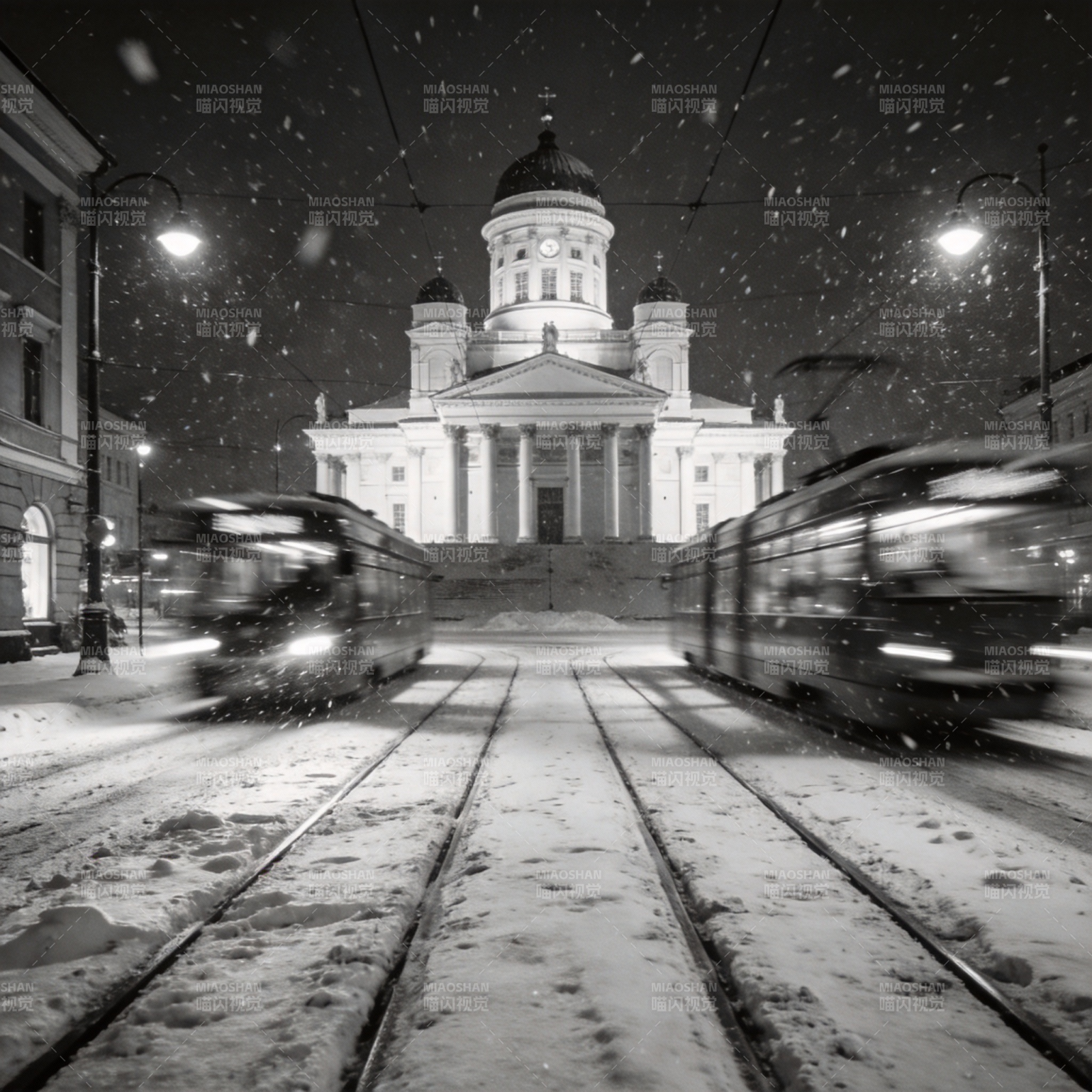 雪夜教堂前电车疾驰图片