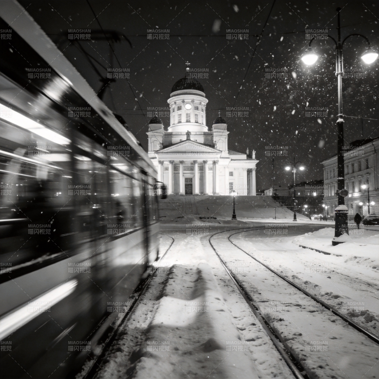 雪夜教堂与电车图片