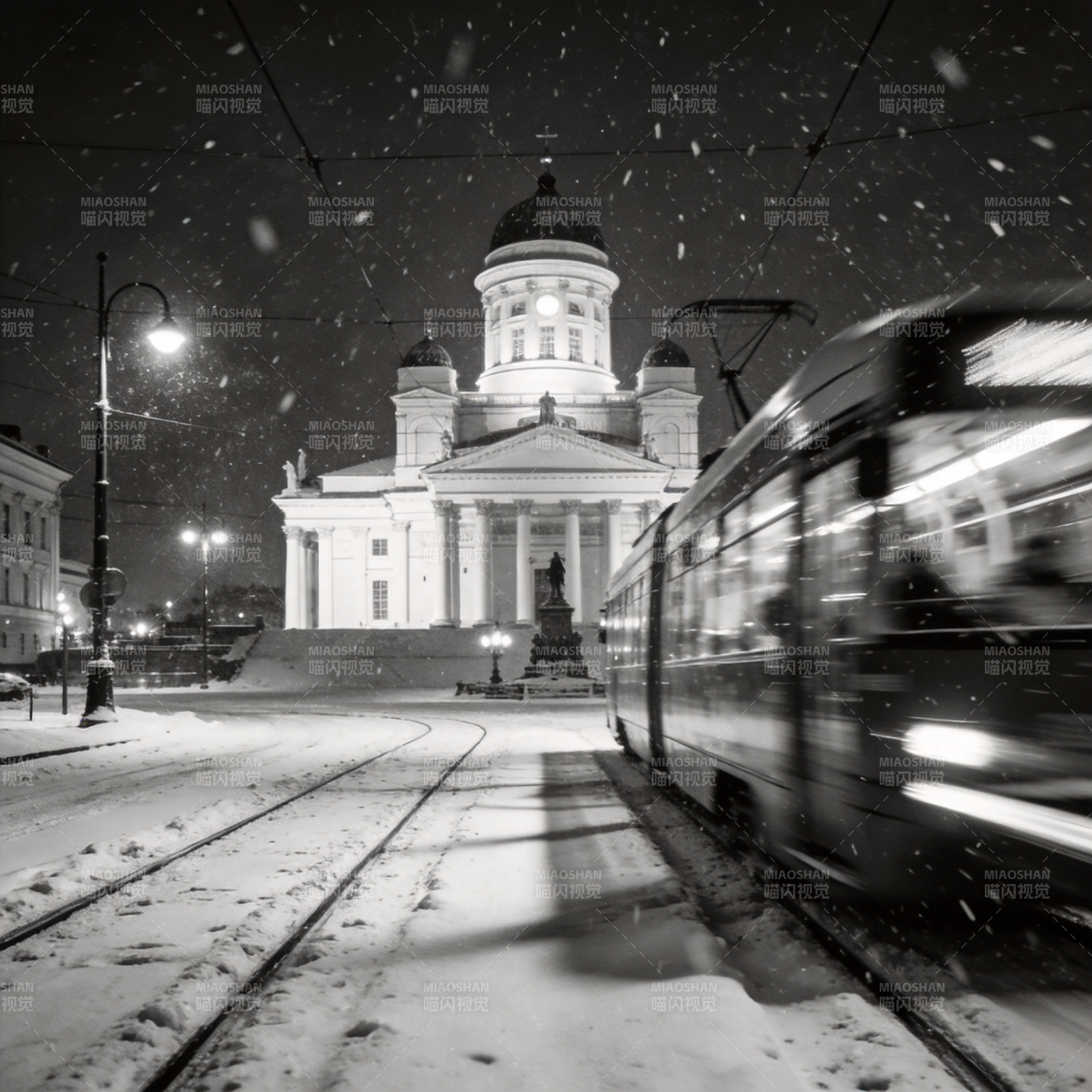 雪夜教堂前电车疾驰图片