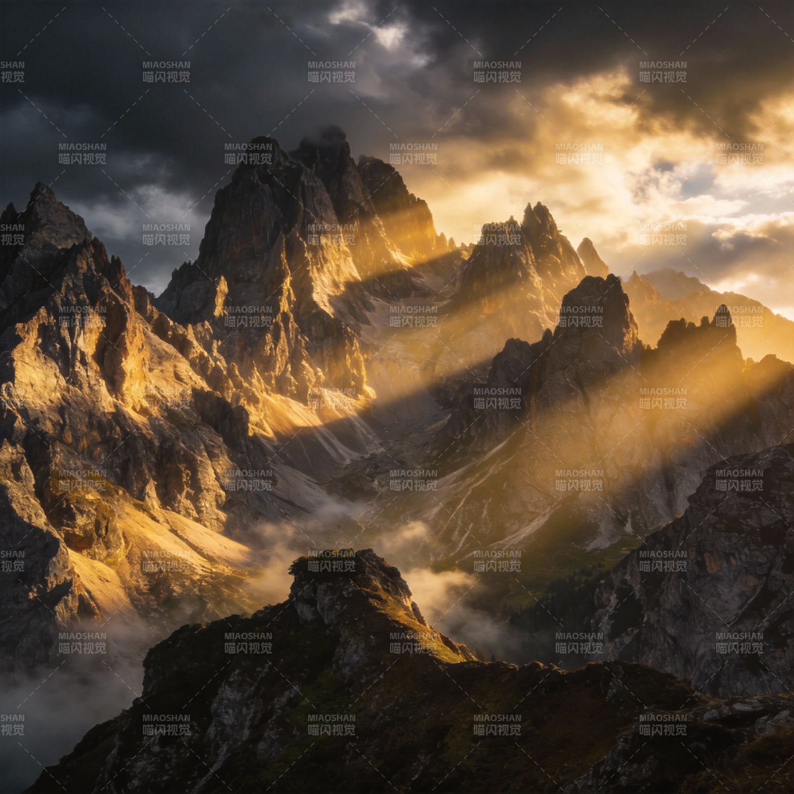 山巅光影交错图片