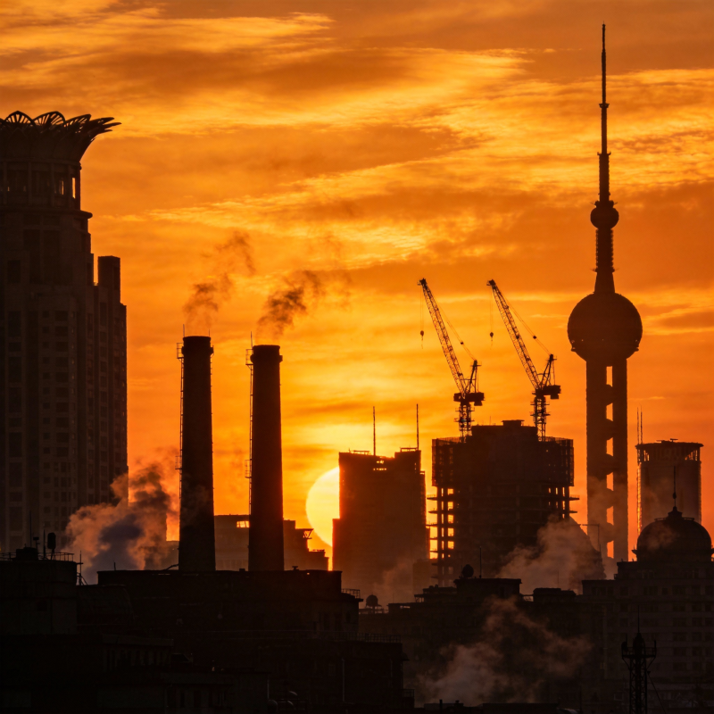 夕阳下的城市剪影图片