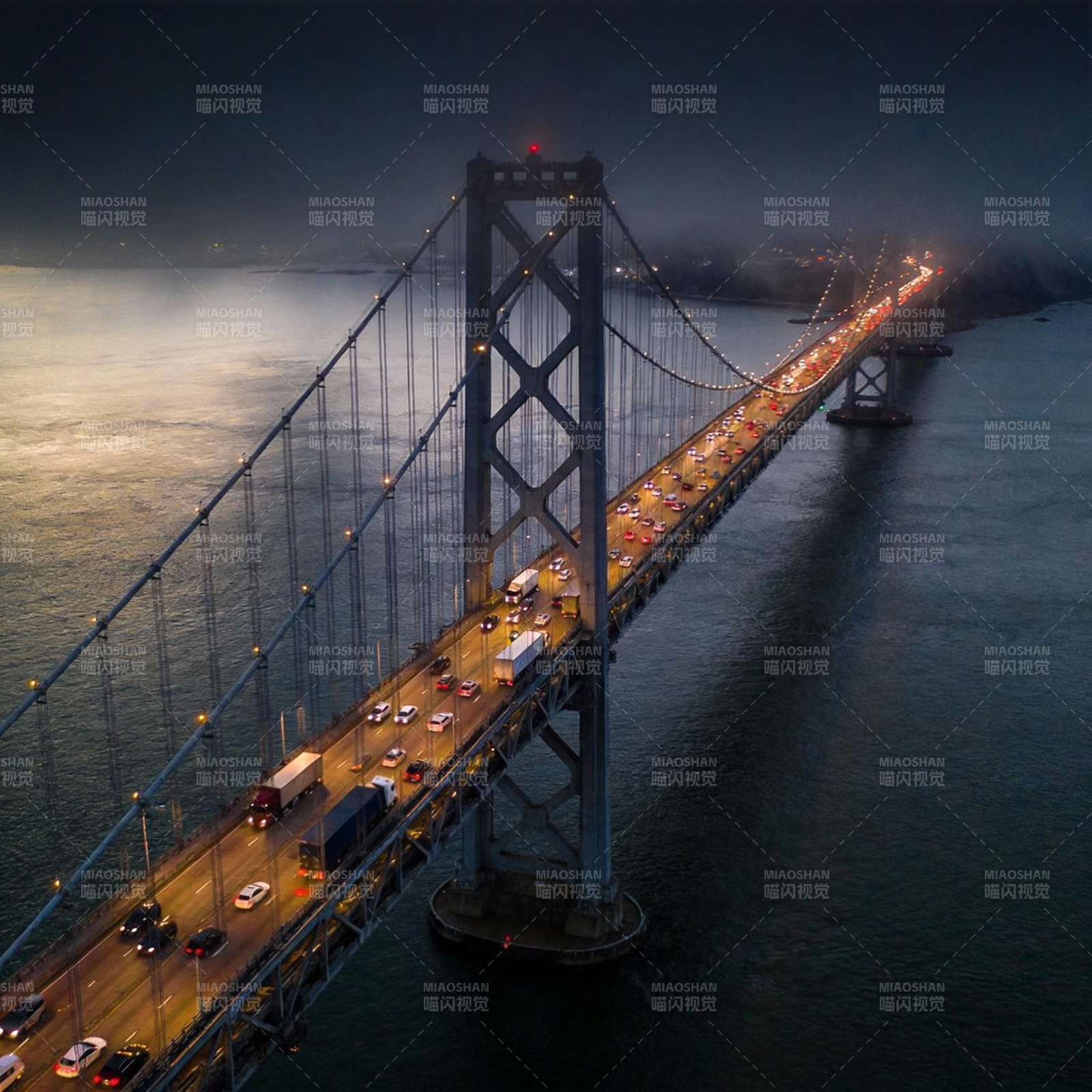 夜幕下的大桥灯火通明图片