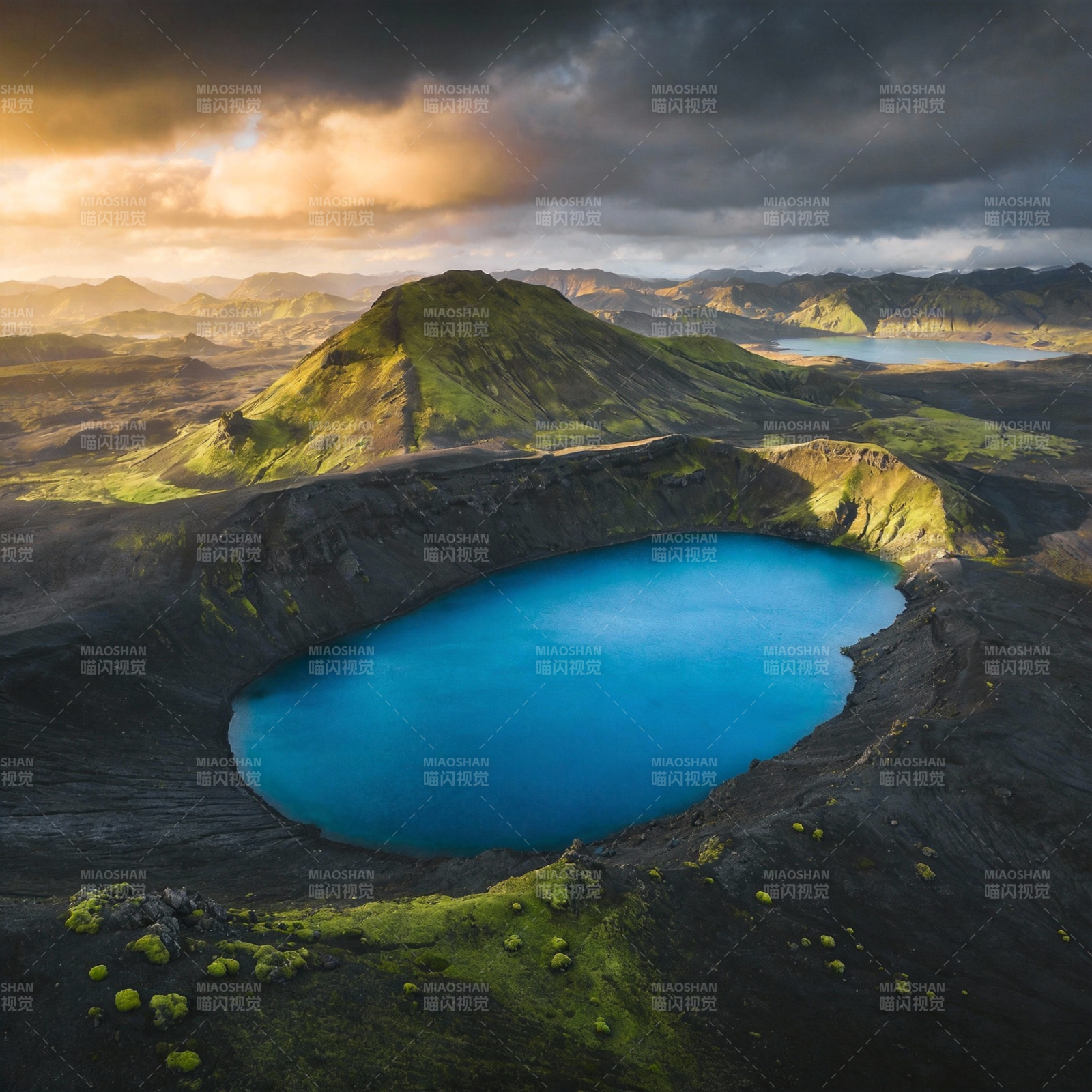 火山口湖美景图片