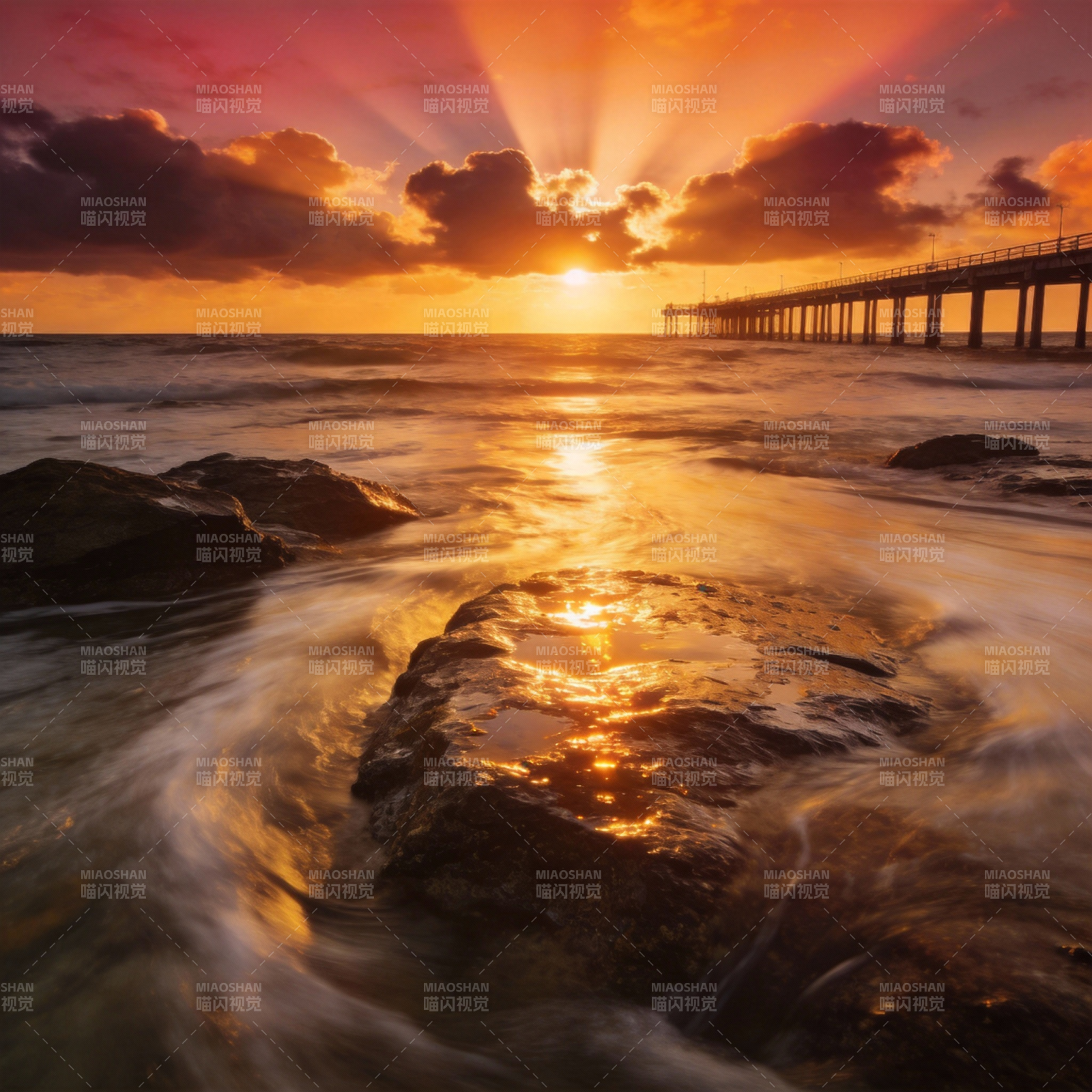 夕阳海桥光影图片