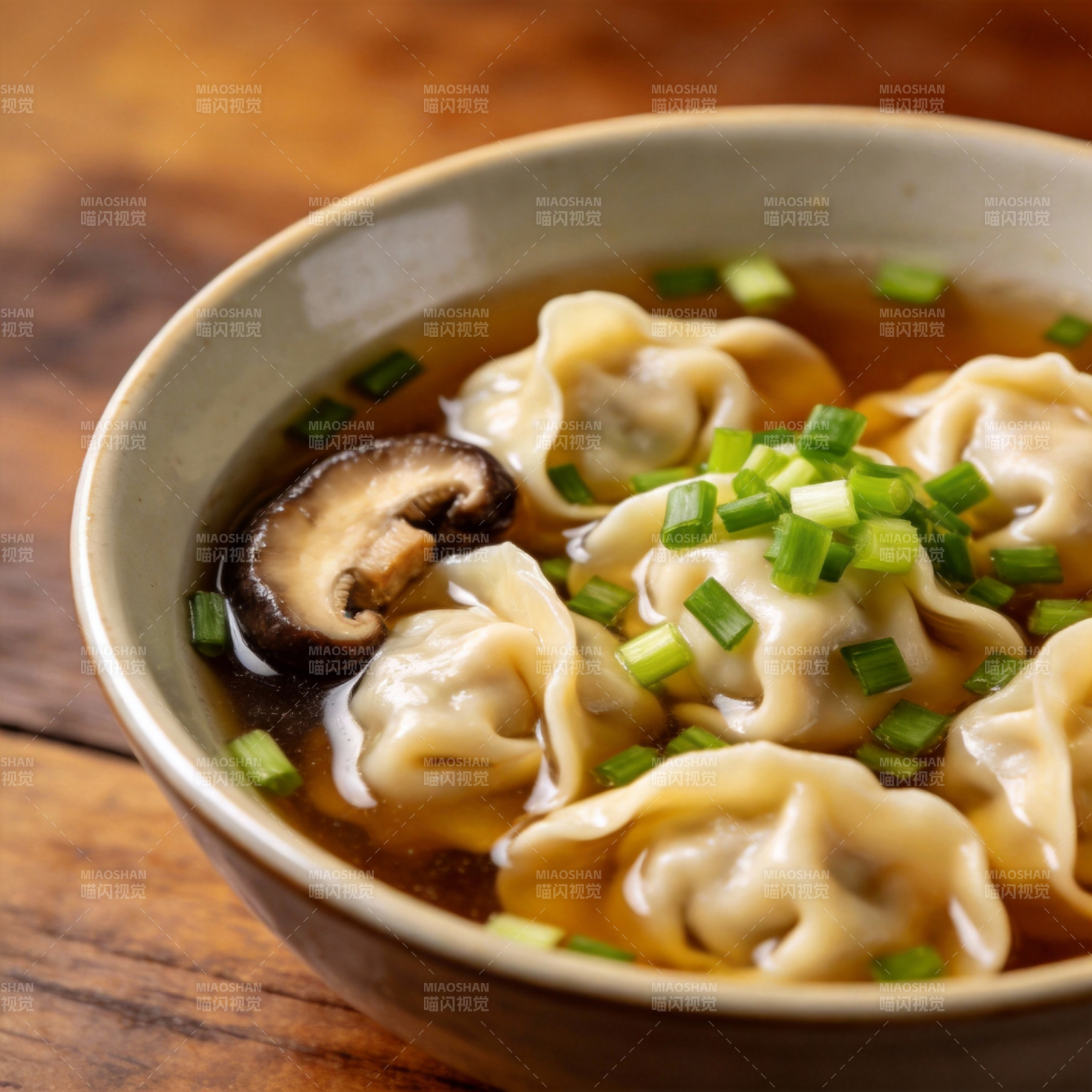 鲜美馄饨汤图片