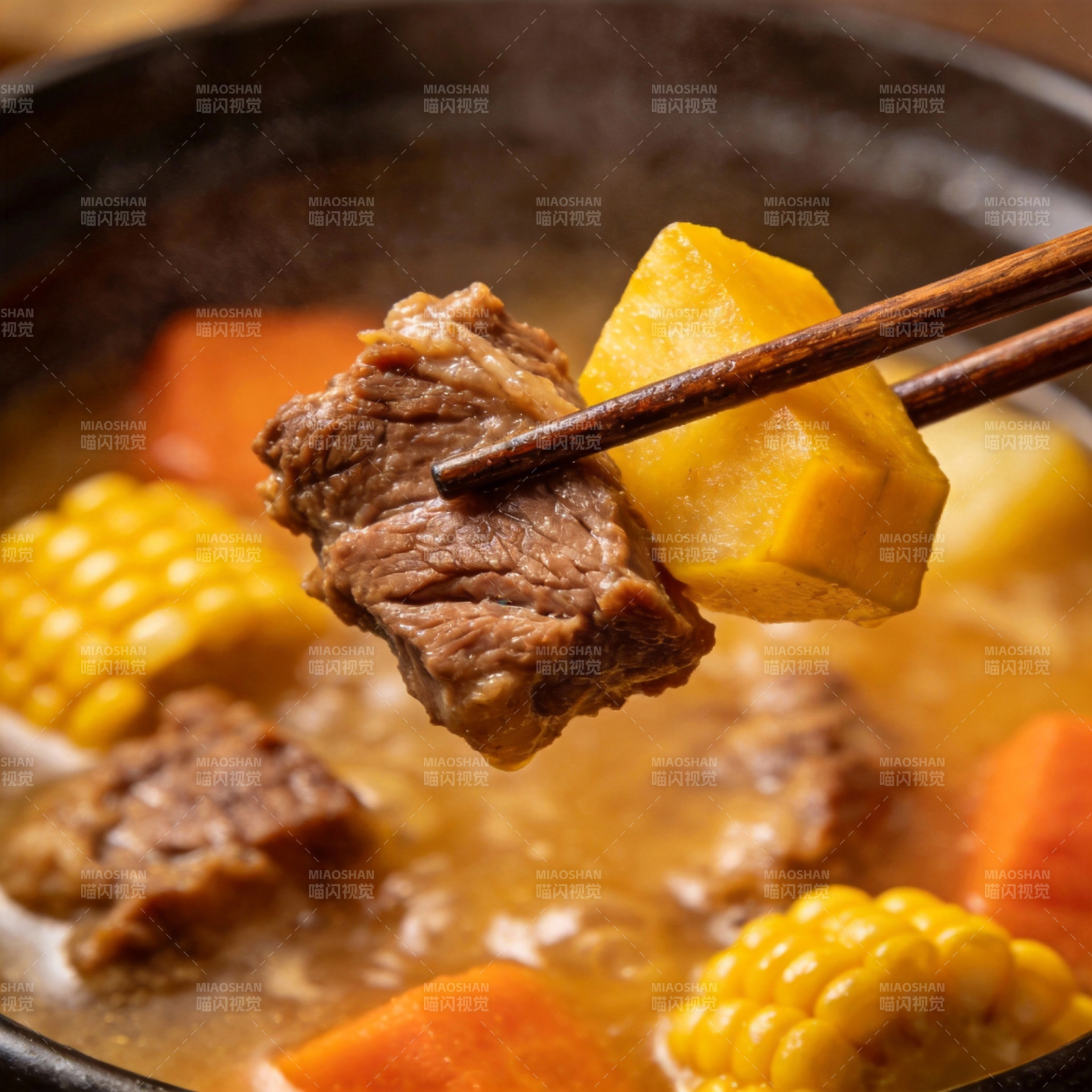 牛肉炖菜热气腾腾图片