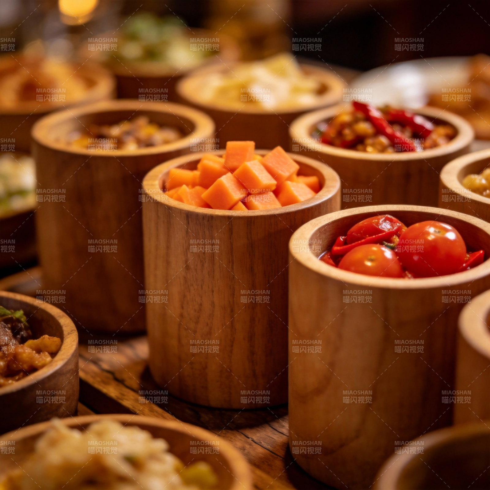 木桶盛装美味食材图片