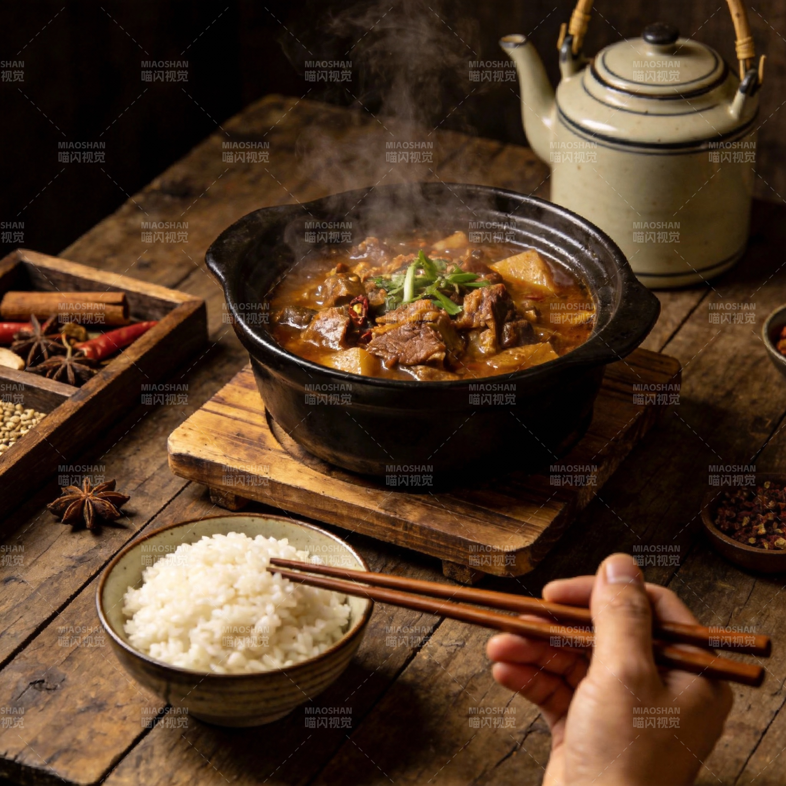 热腾腾的炖肉饭图片