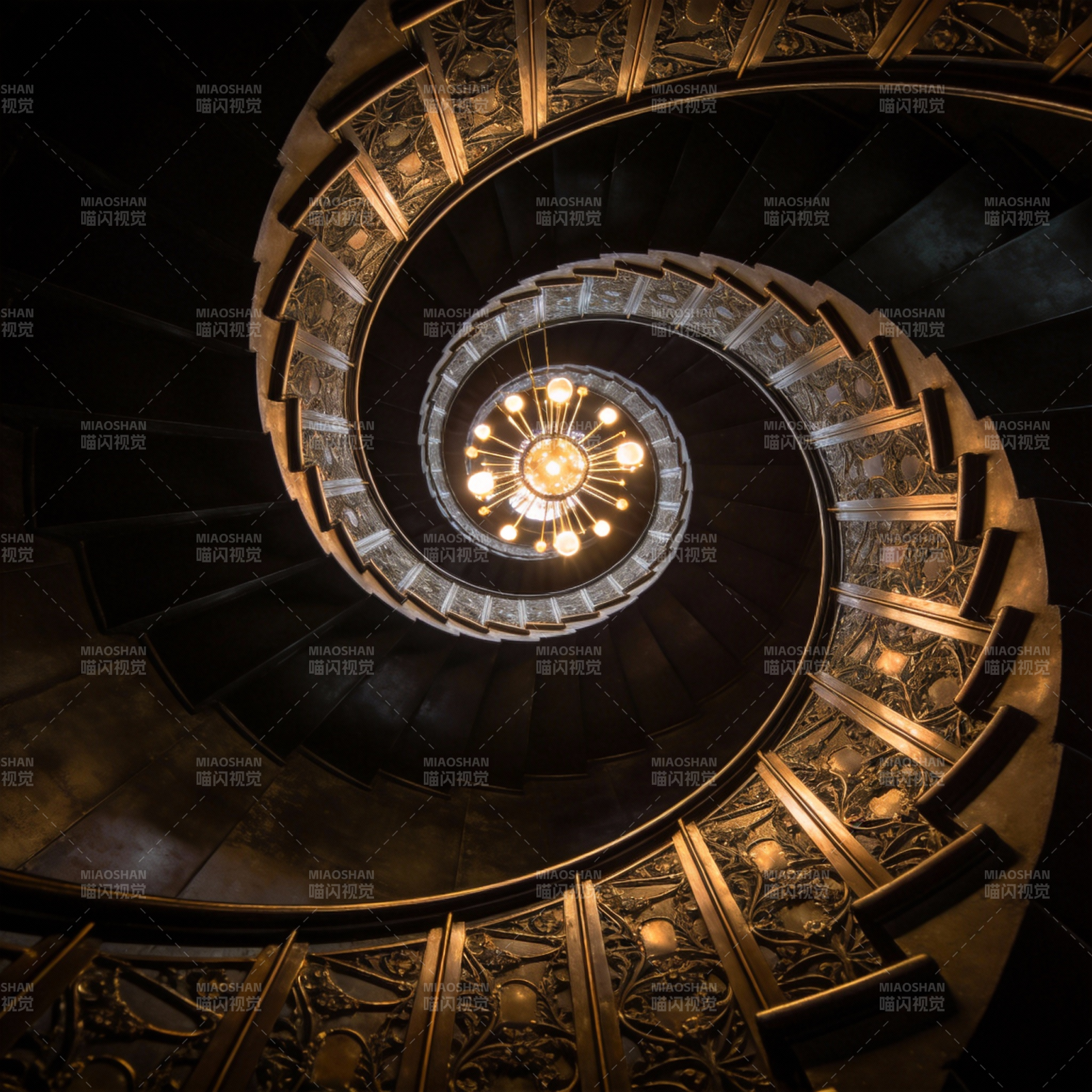 螺旋楼梯的光影图片