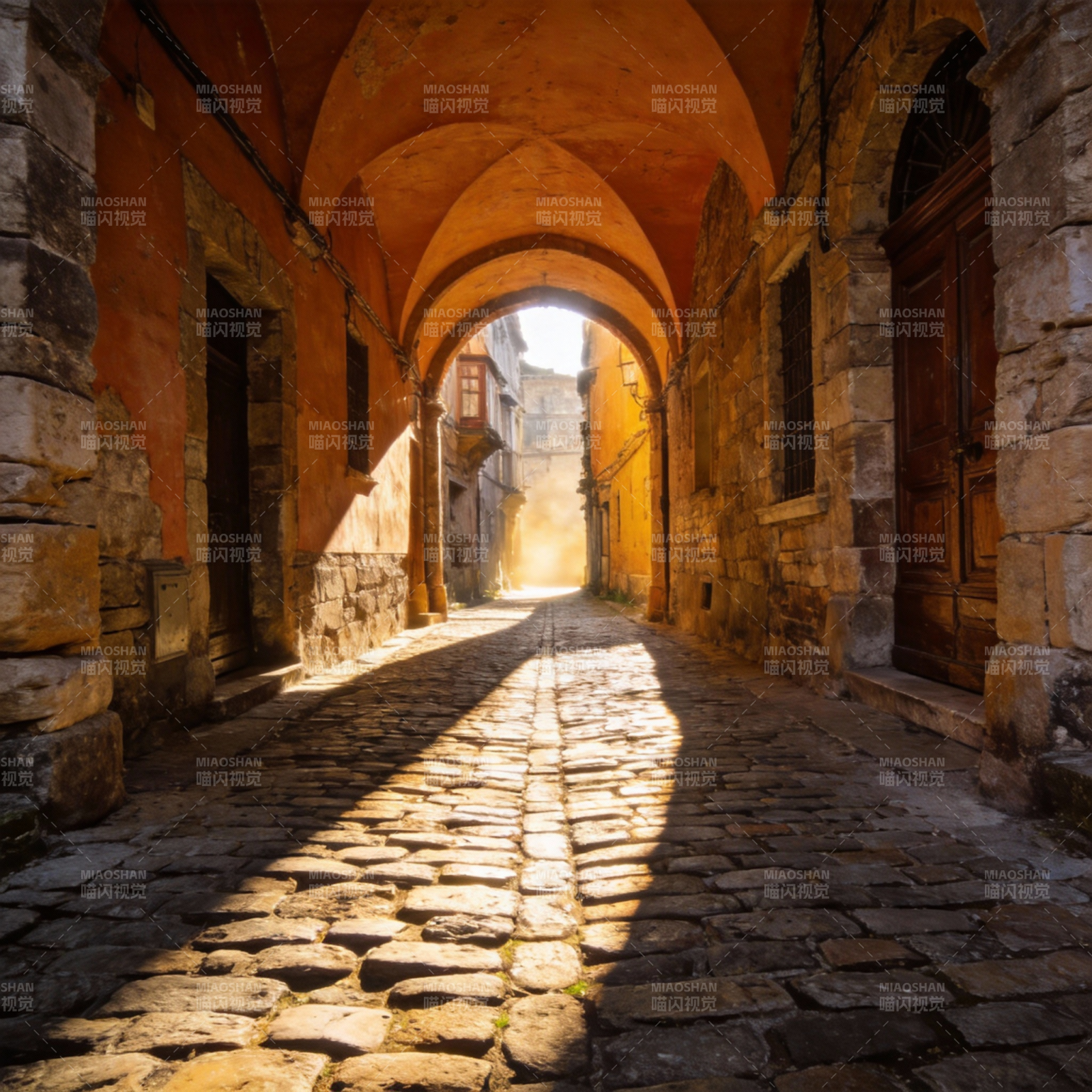 古巷晨光图片