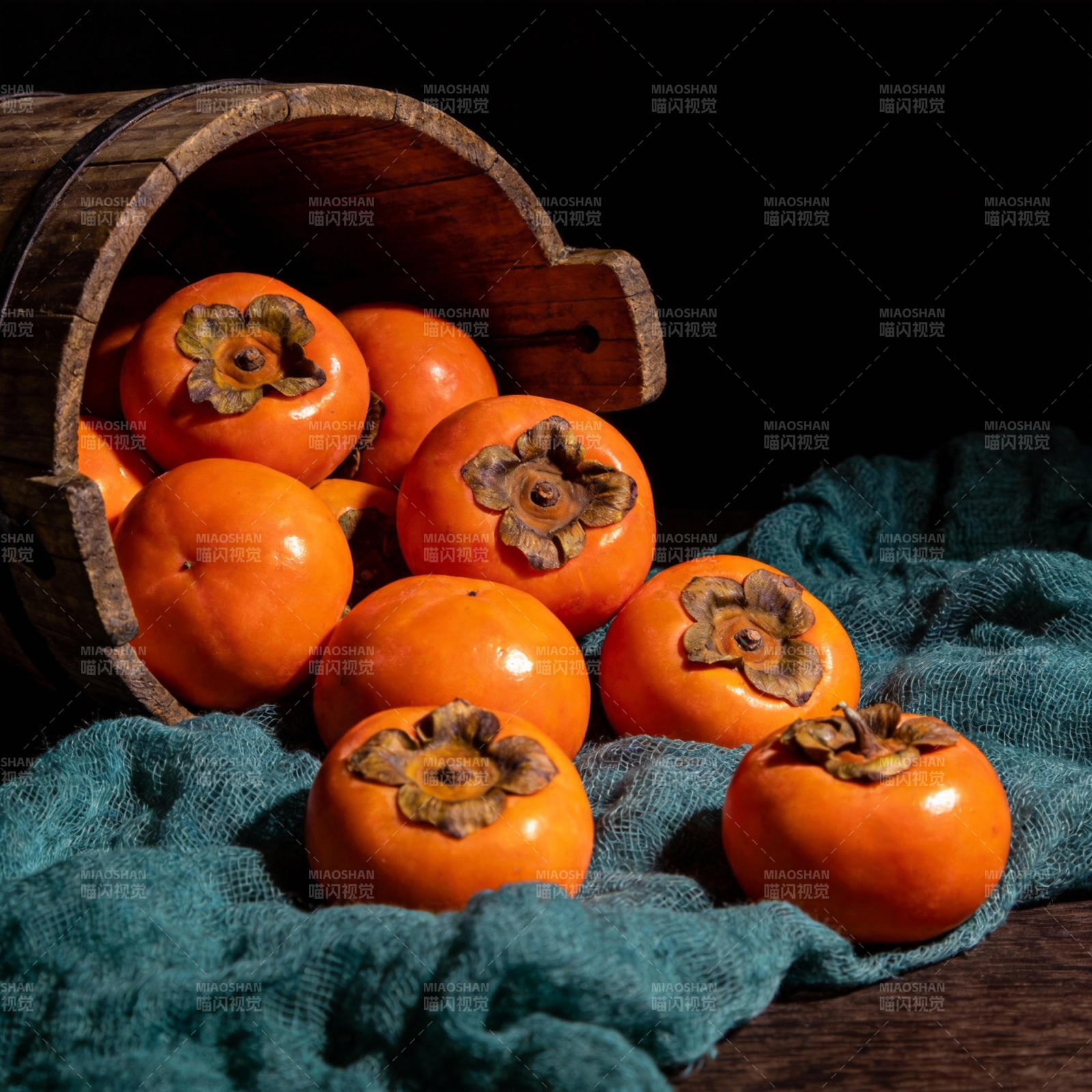 柿子满溢木桶图片