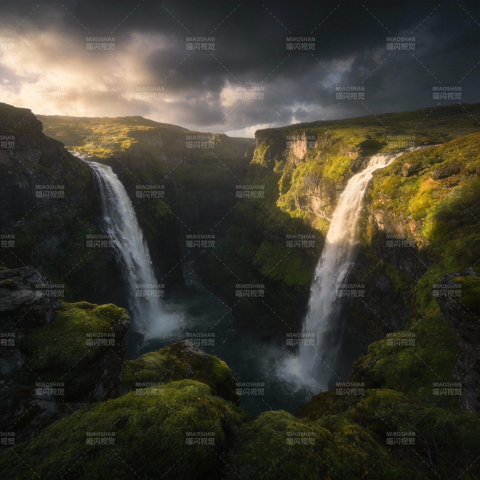 双瀑峡谷奇景图片