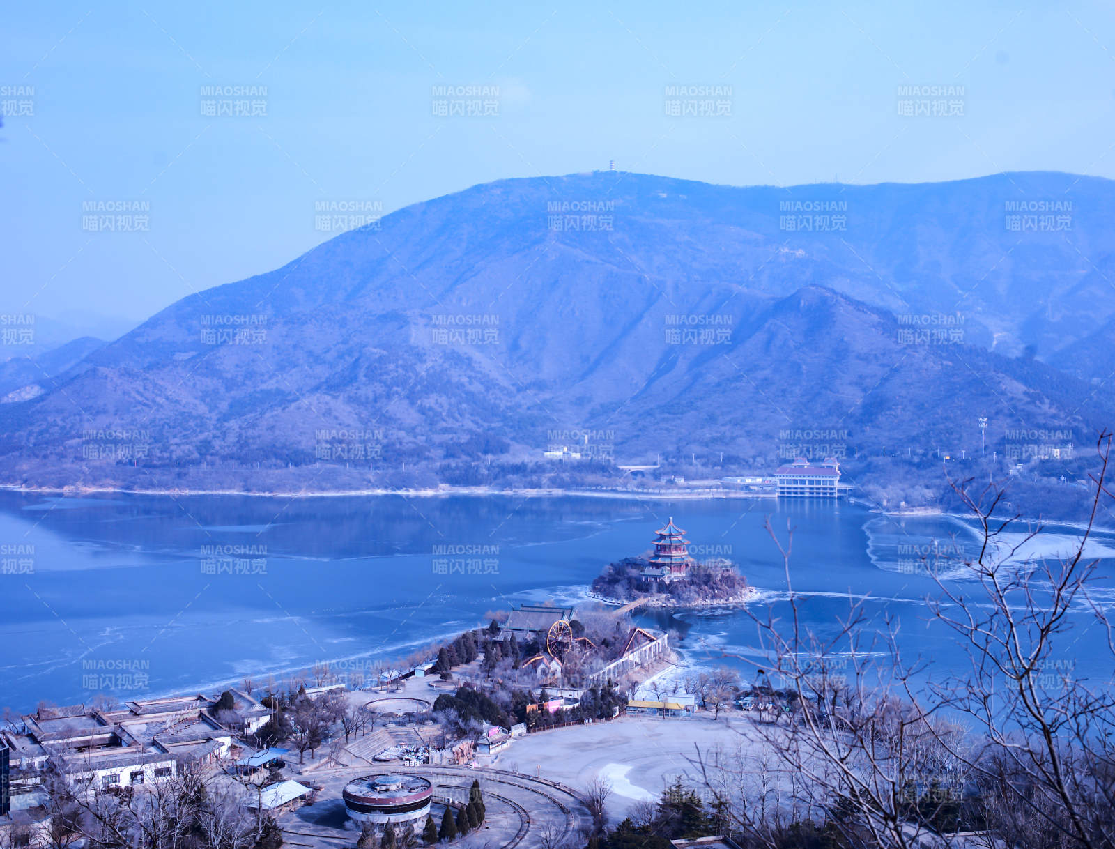 十三陵水库汉包山湖光山色映古塔图片