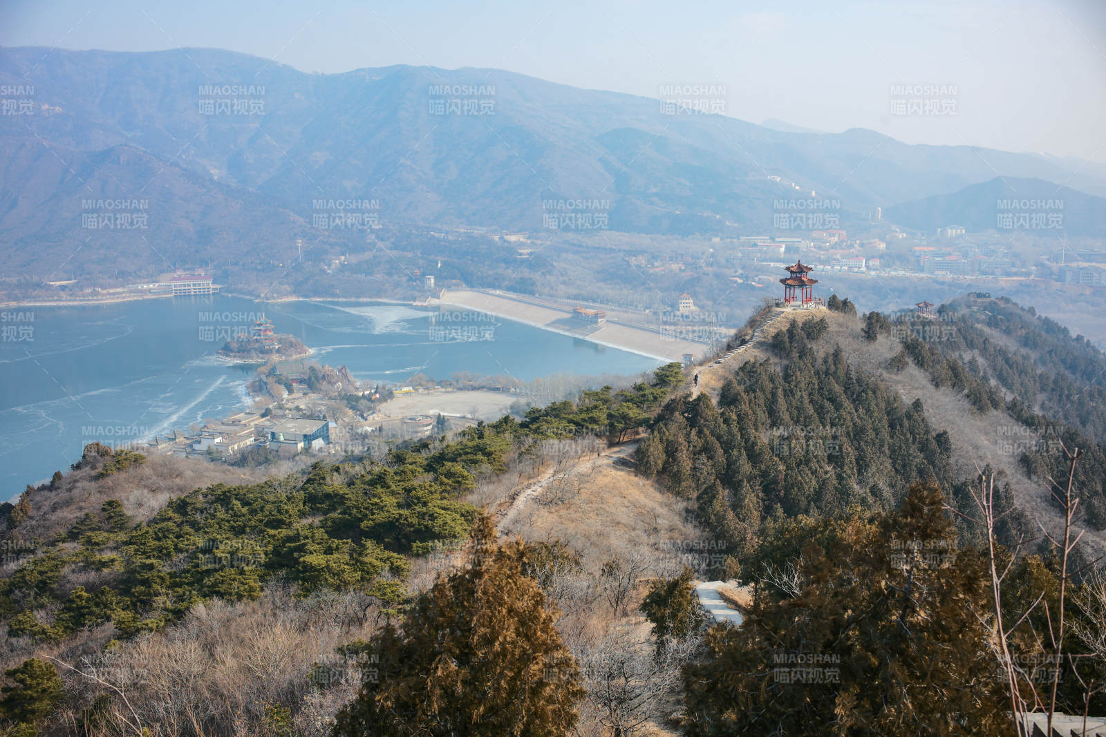 十三陵水库汉包山山水相依 塔影巍然图片