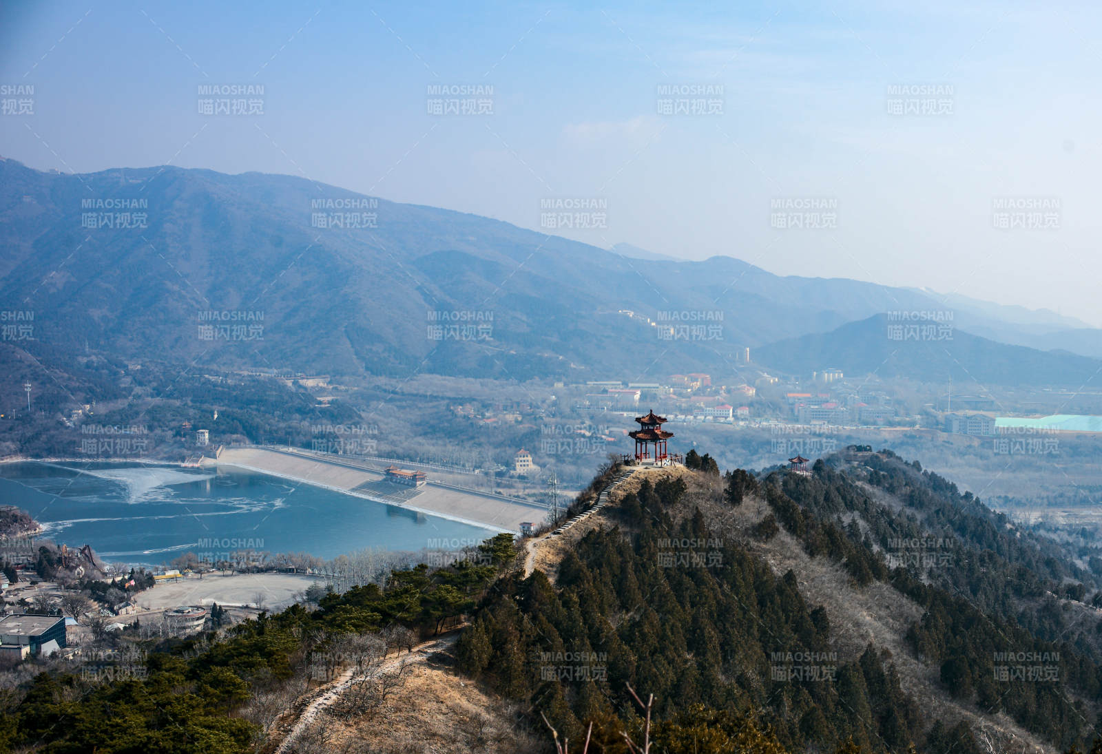 十三陵水库汉包山山巅远眺湖光山色图片