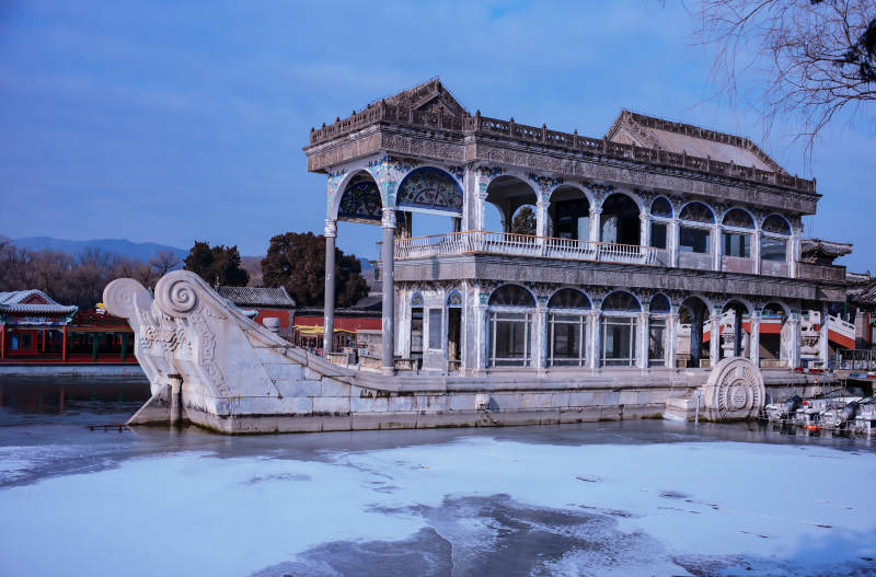颐和园冰湖上的石舫图片