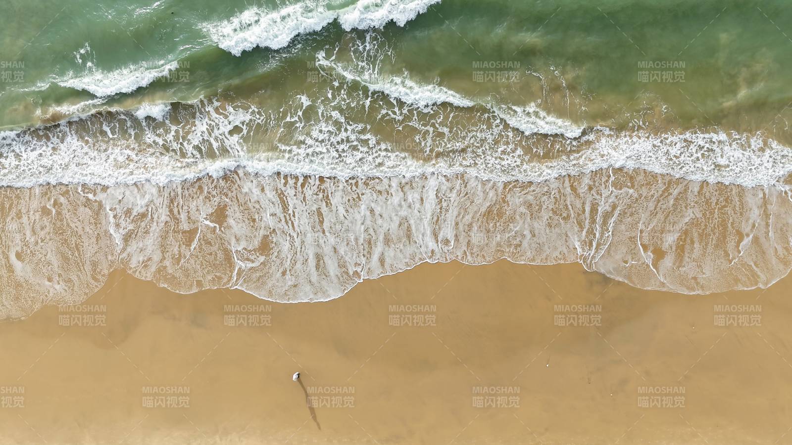 海南万宁航拍 海浪轻抚沙滩图片