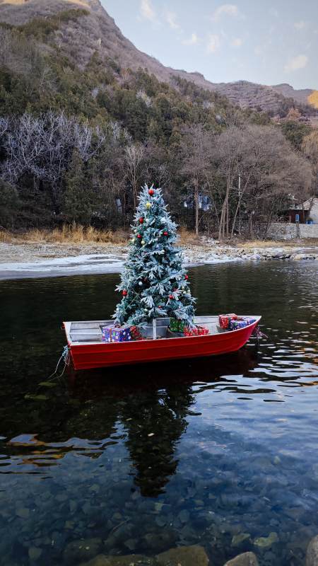 圣诞节装饰 湖上圣诞树图片