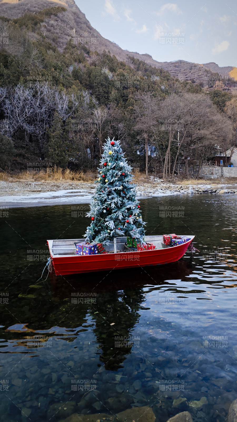 圣诞节装饰 湖上圣诞树图片