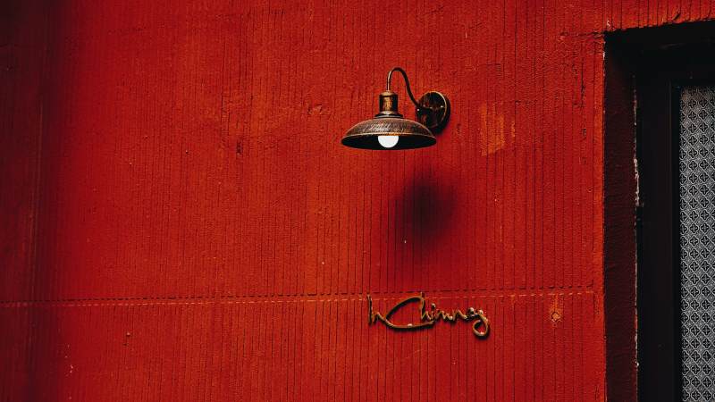 初秋午后 红墙灯影 静谧时光图片