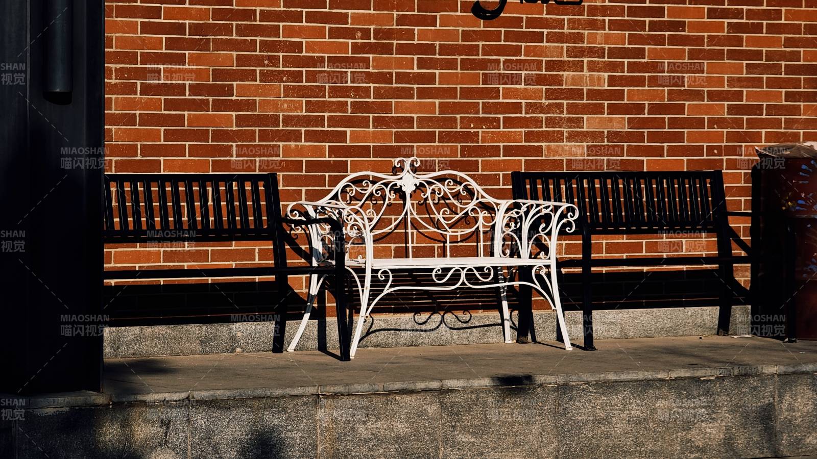 冬日暖阳三椅静倚红墙图片