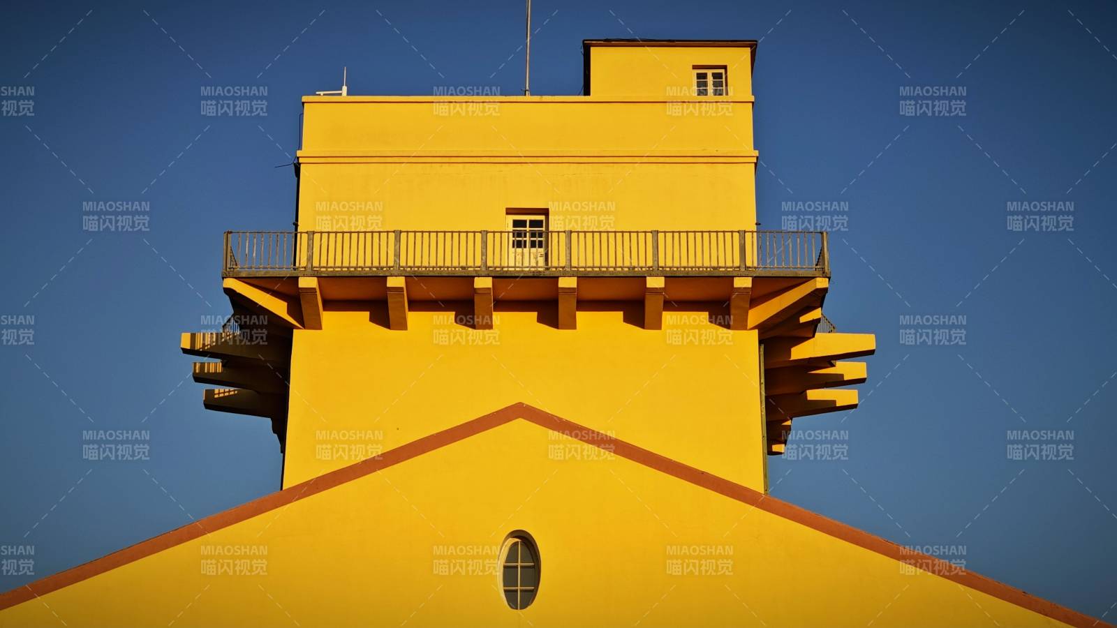 冬日午后黄色塔楼仰视图图片