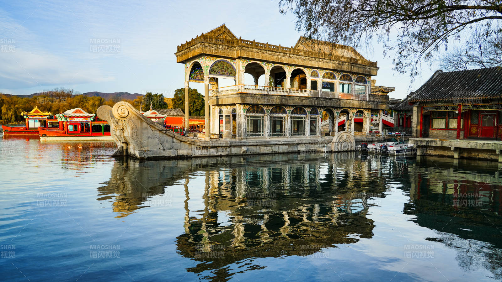 颐和园石舫静水映图片