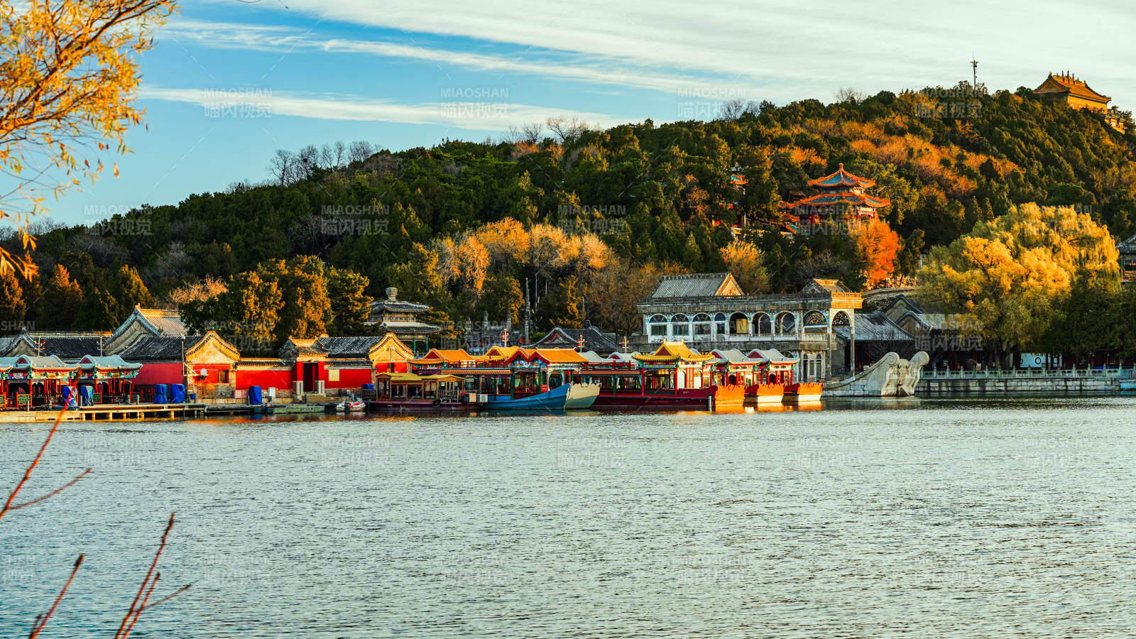 颐和园湖畔秋色美景图片