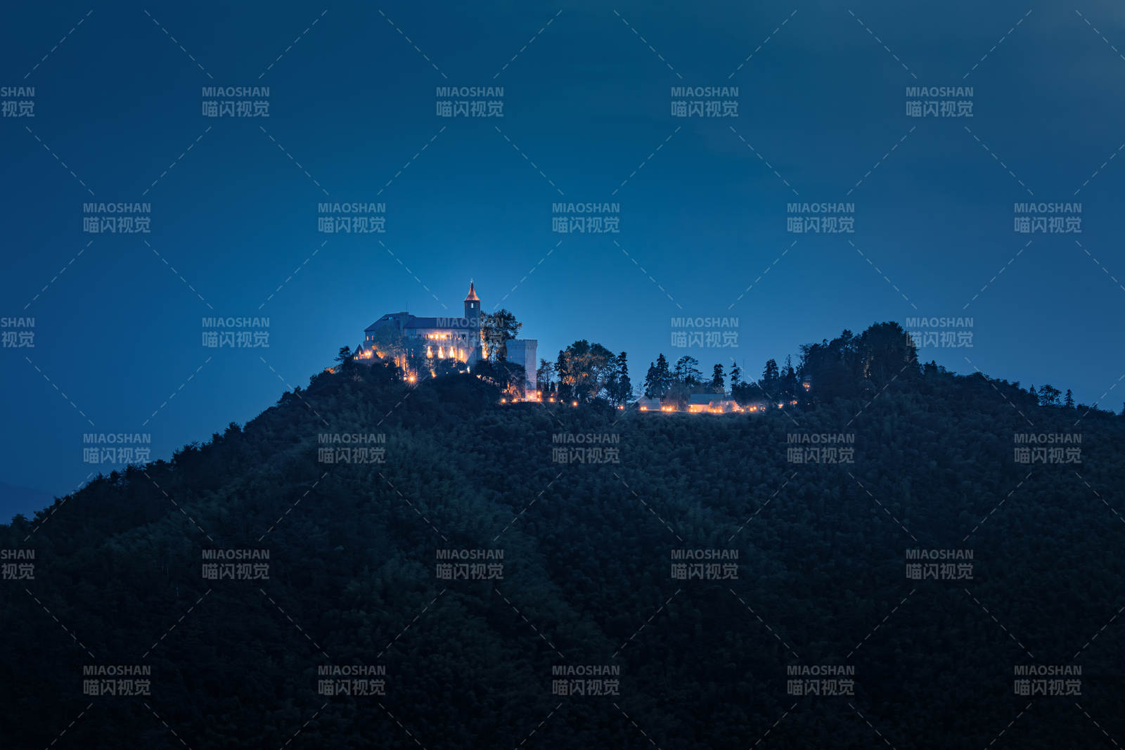 山顶夜景教堂   莫干山图片