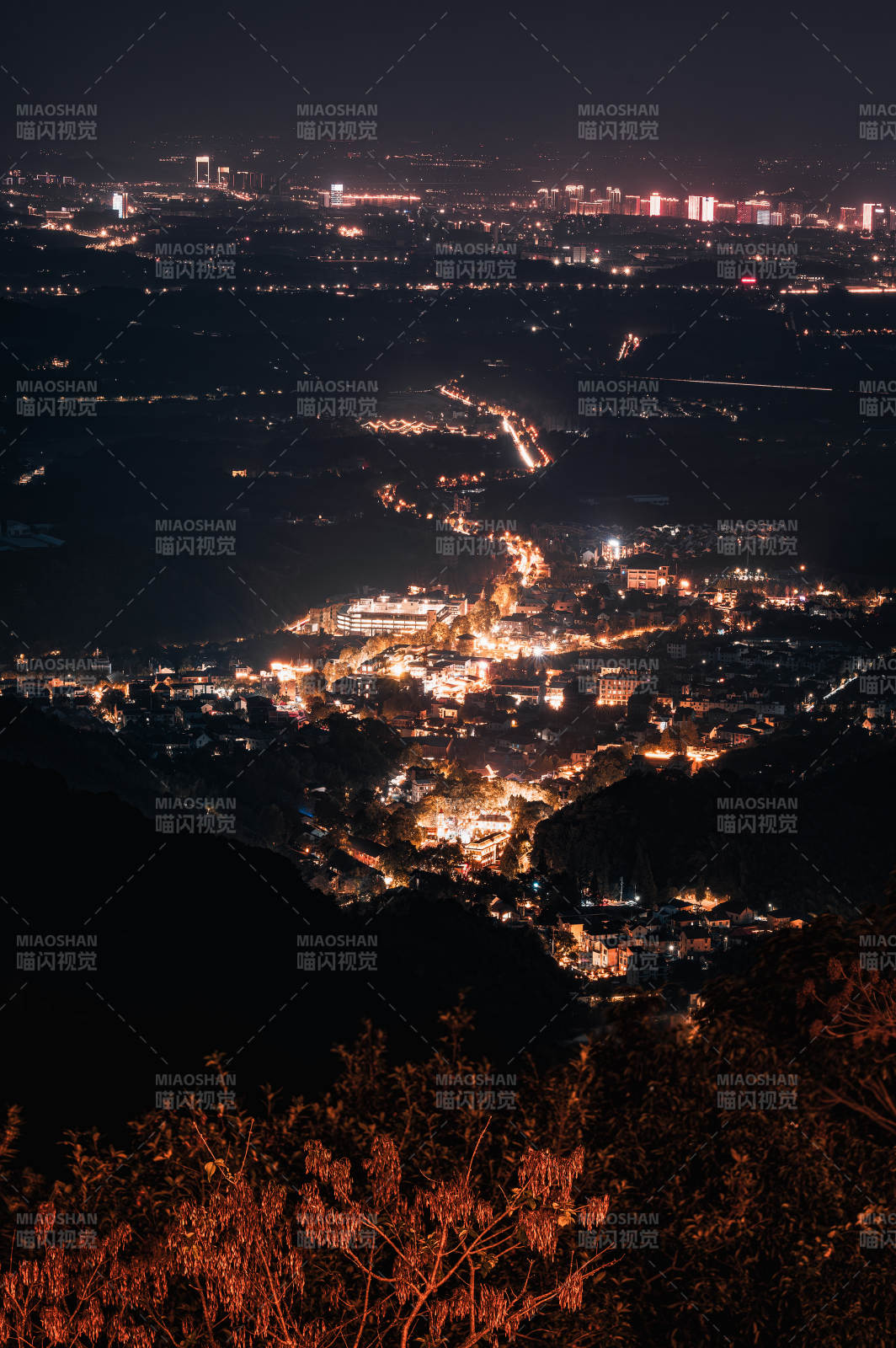 夜幕下的城市灯火   莫干山图片