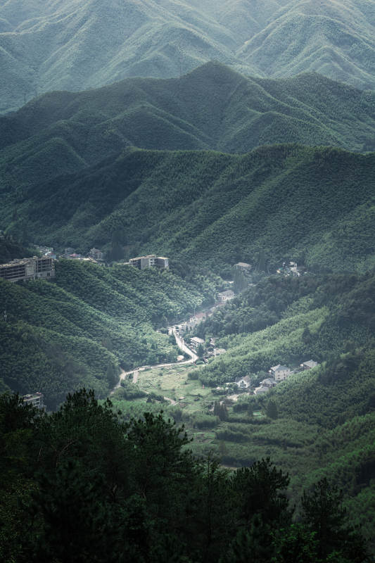 青山环绕小村落  莫干山图片