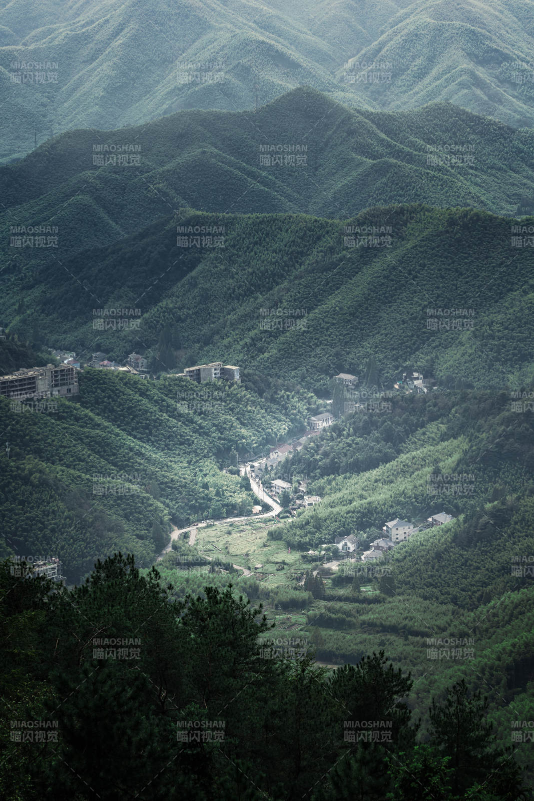 青山环绕小村落  莫干山图片