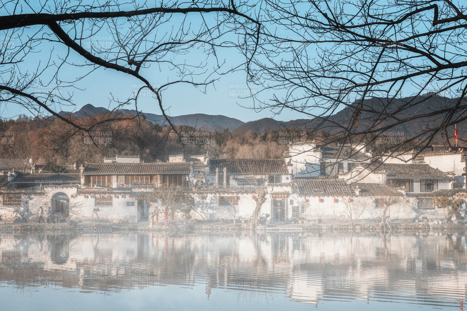 湖畔古村倒影  徽州图片