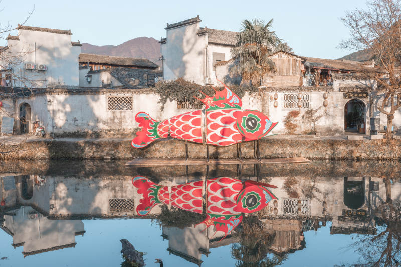 鱼跃水面映古村 鱼灯图片