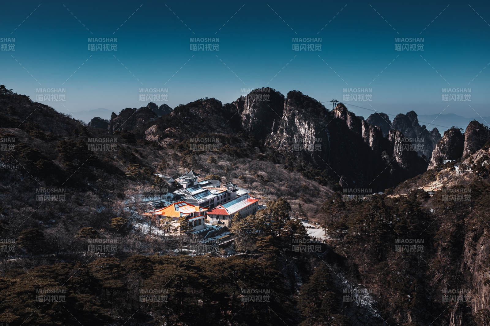 山巅建筑群  黄山图片