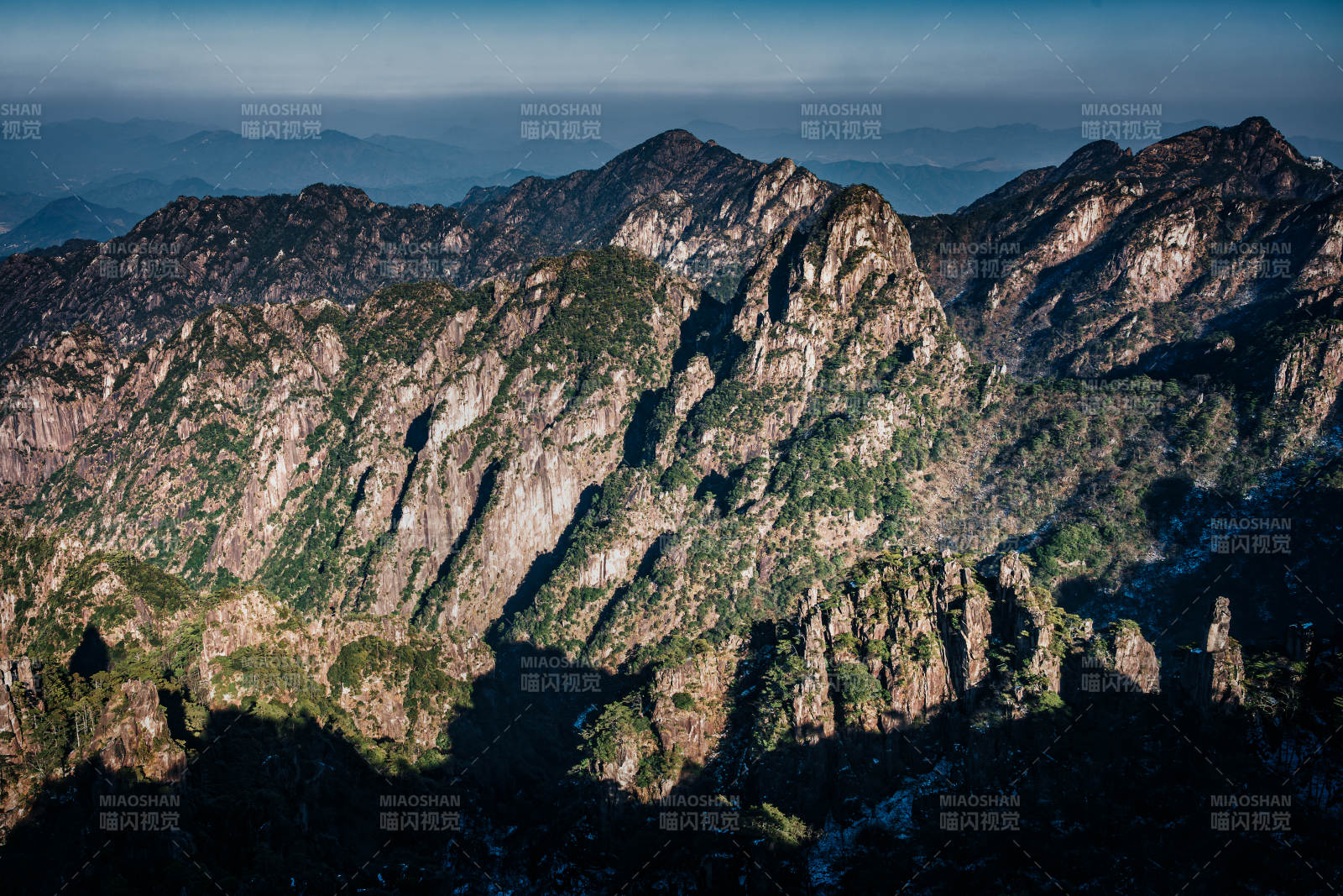 巍峨山峦晨光中  黄山图片