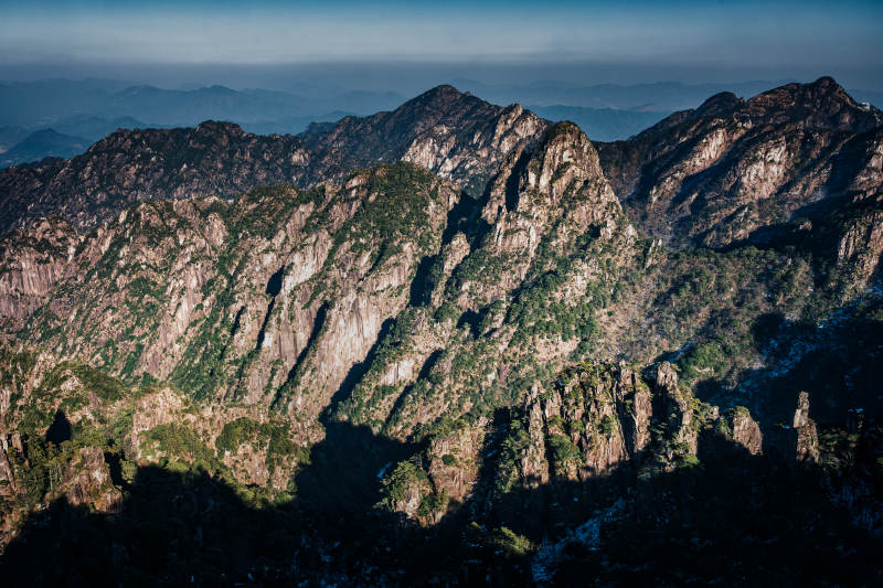 巍峨山峦晨光中  黄山图片
