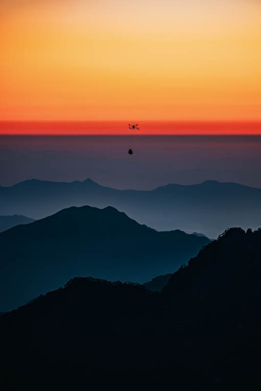 暮色山峦飞鸟影  山图片