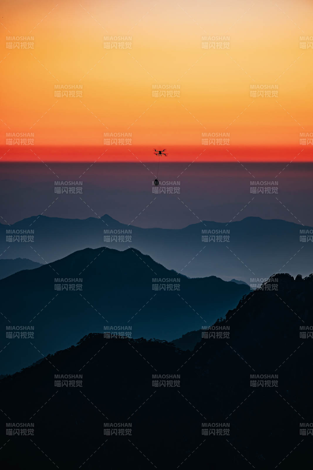 暮色山峦飞鸟影  山图片