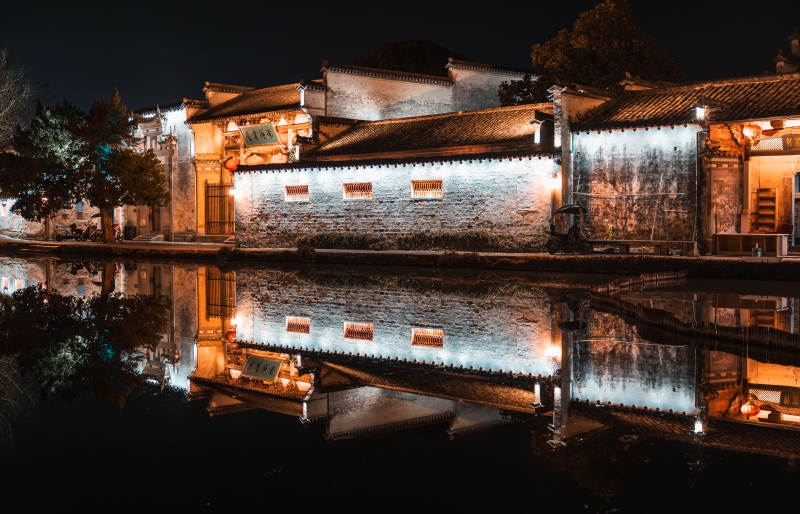 夜色中的古建筑倒影 古镇图片