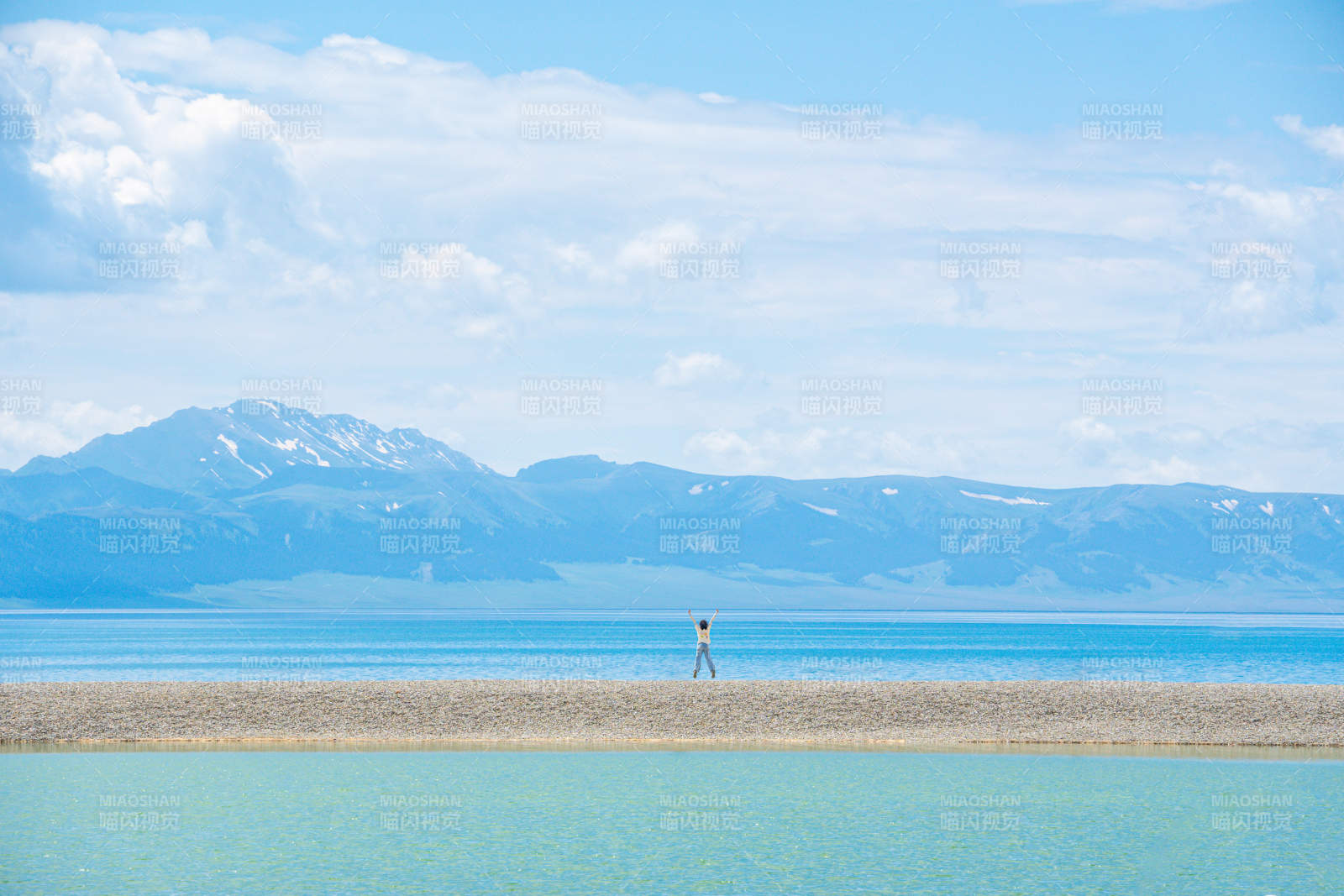 赛里木湖湖畔远山行者图片
