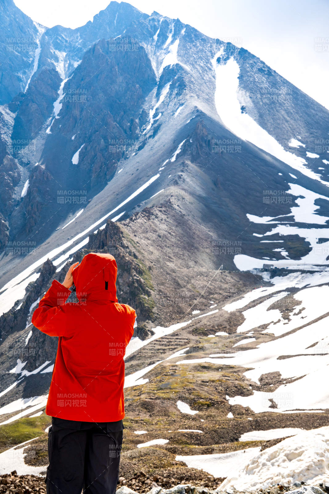 西北雪山前的红色身影图片